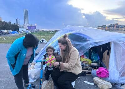 Speelgoed voor ontheemde kinderen in tentjes